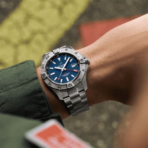 Breitling Avenger Automatic GMT 44 .